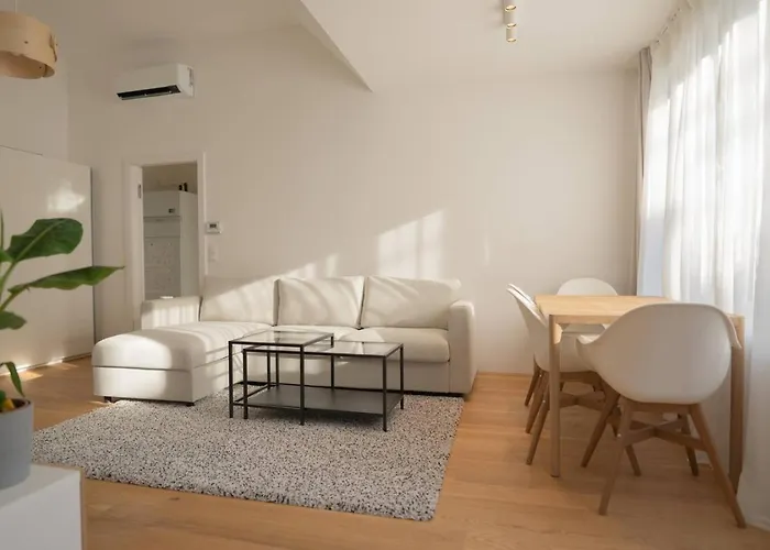 Apartman Small Penthouse With Terrace By Schonbrunn Bécs